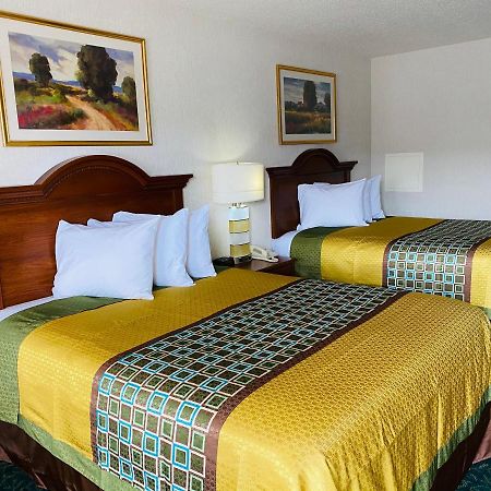 Harrisonville Inn & Suites Екстериор снимка