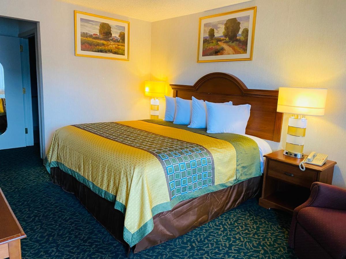 Harrisonville Inn & Suites Екстериор снимка