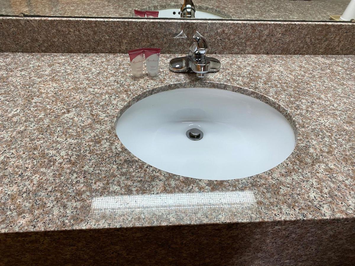 Harrisonville Inn & Suites Екстериор снимка