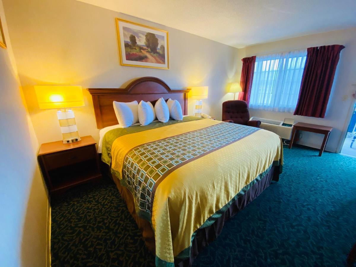 Harrisonville Inn & Suites Екстериор снимка