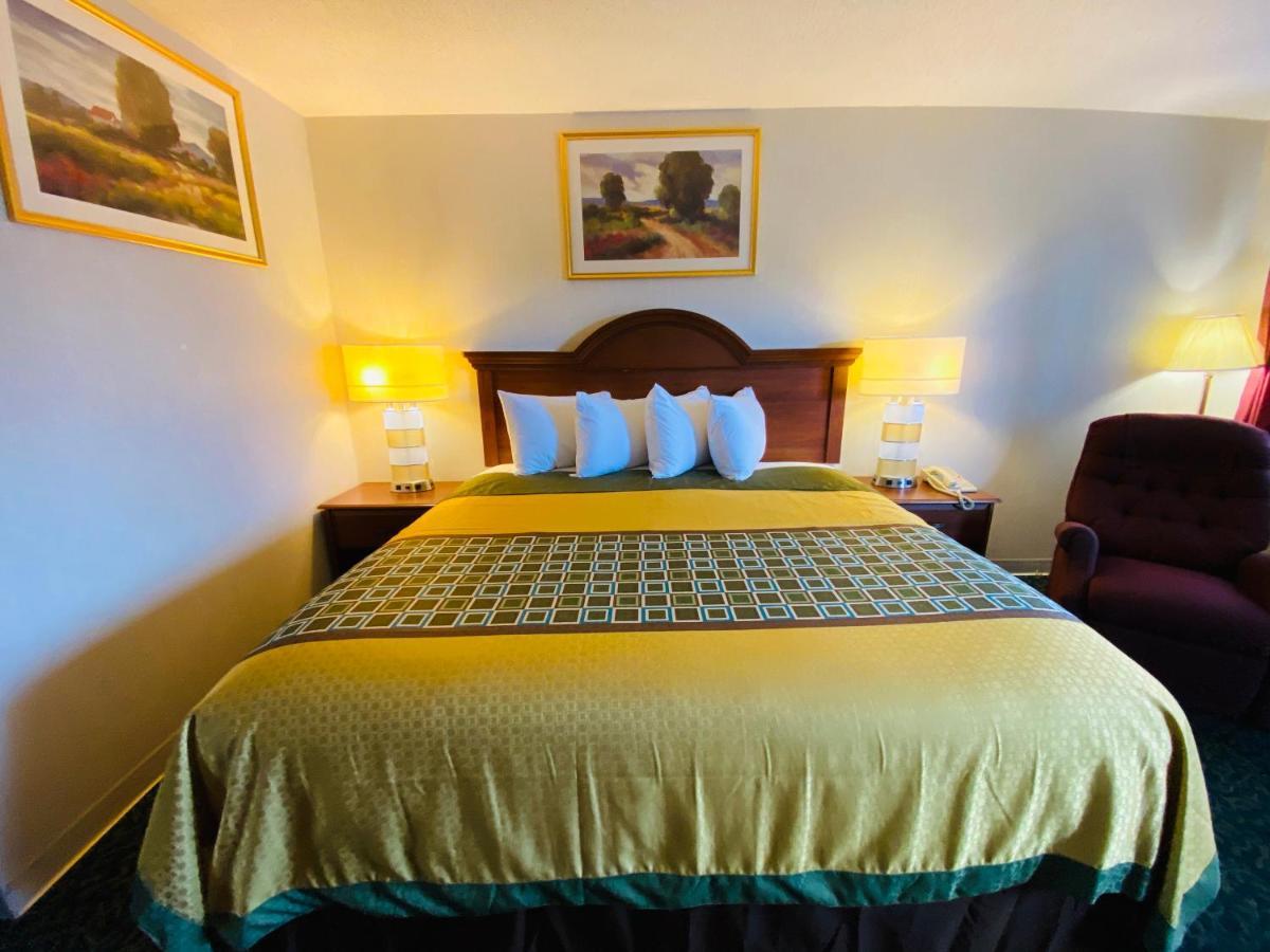 Harrisonville Inn & Suites Екстериор снимка
